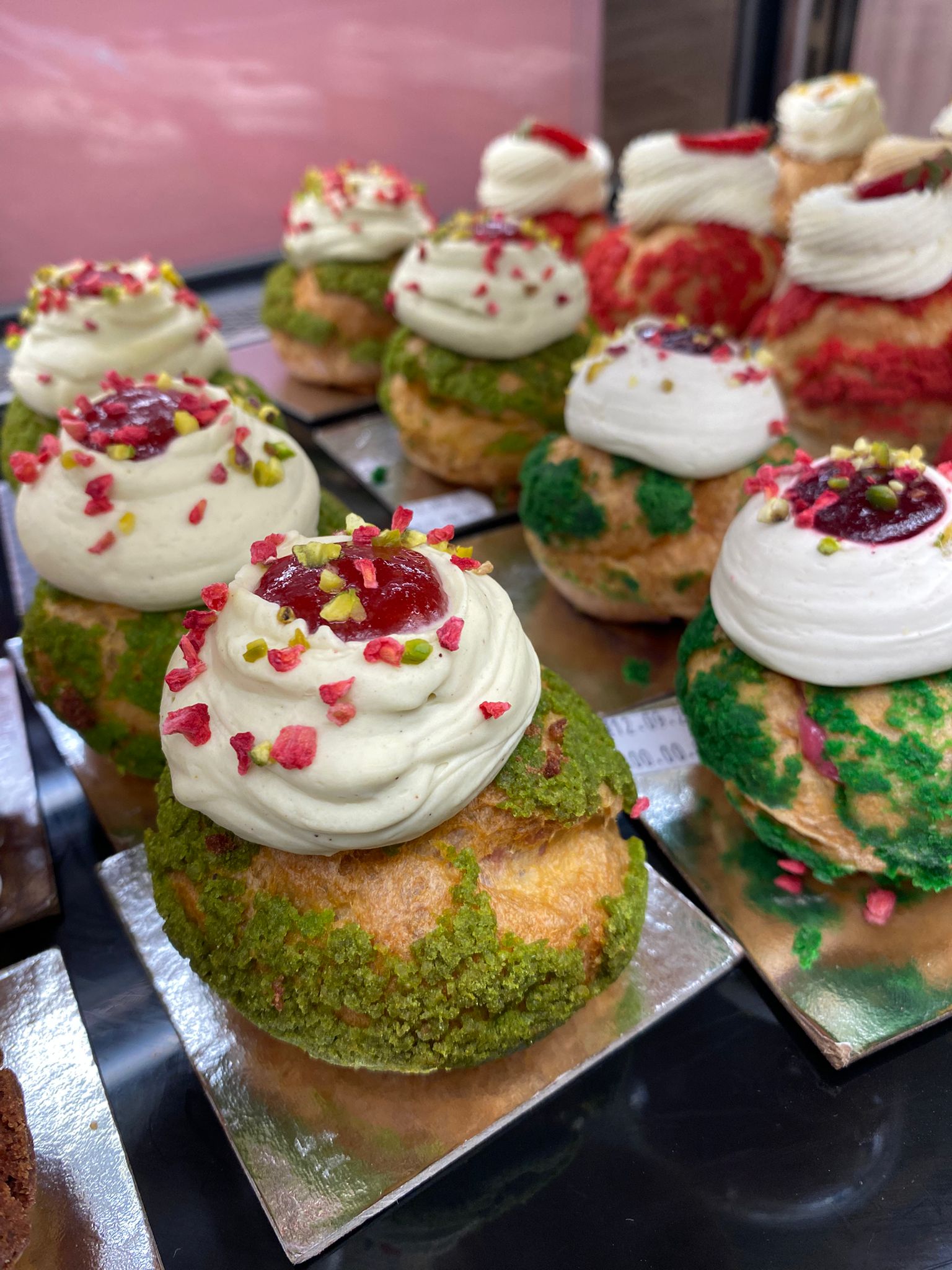 Choux cu fistic si zmeura